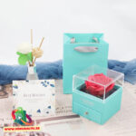 Saippuaruusu lahjapakkauksessa (akvamariinin sininen)